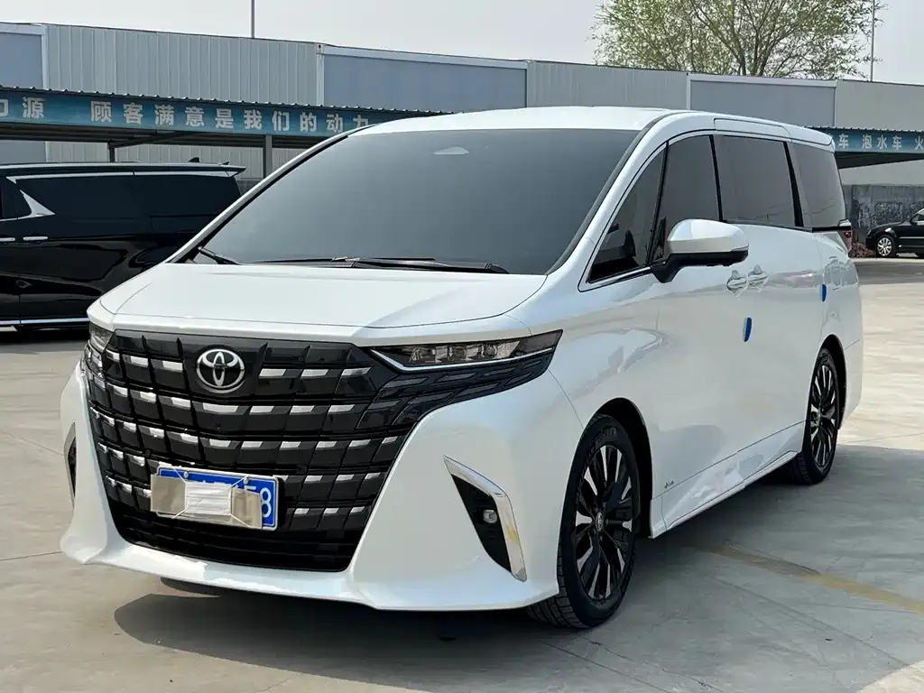 Toyota Alphard — фото 1