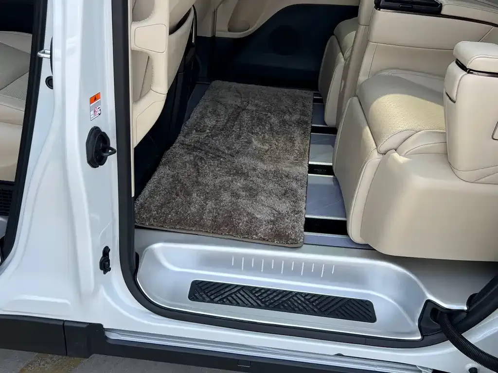 Toyota Alphard — фото 4