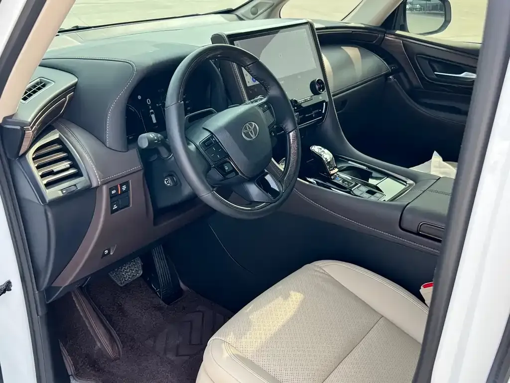 Toyota Alphard — фото 8