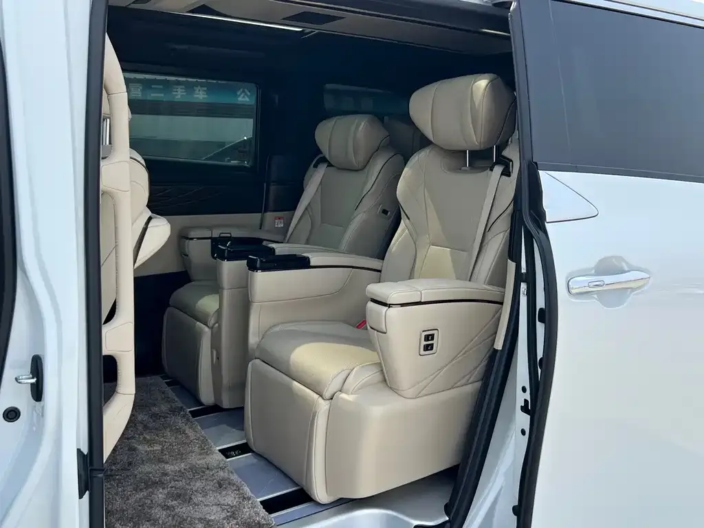 Toyota Alphard — фото 5