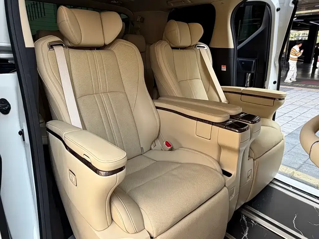Toyota Alphard 2023 из CN, фото 9