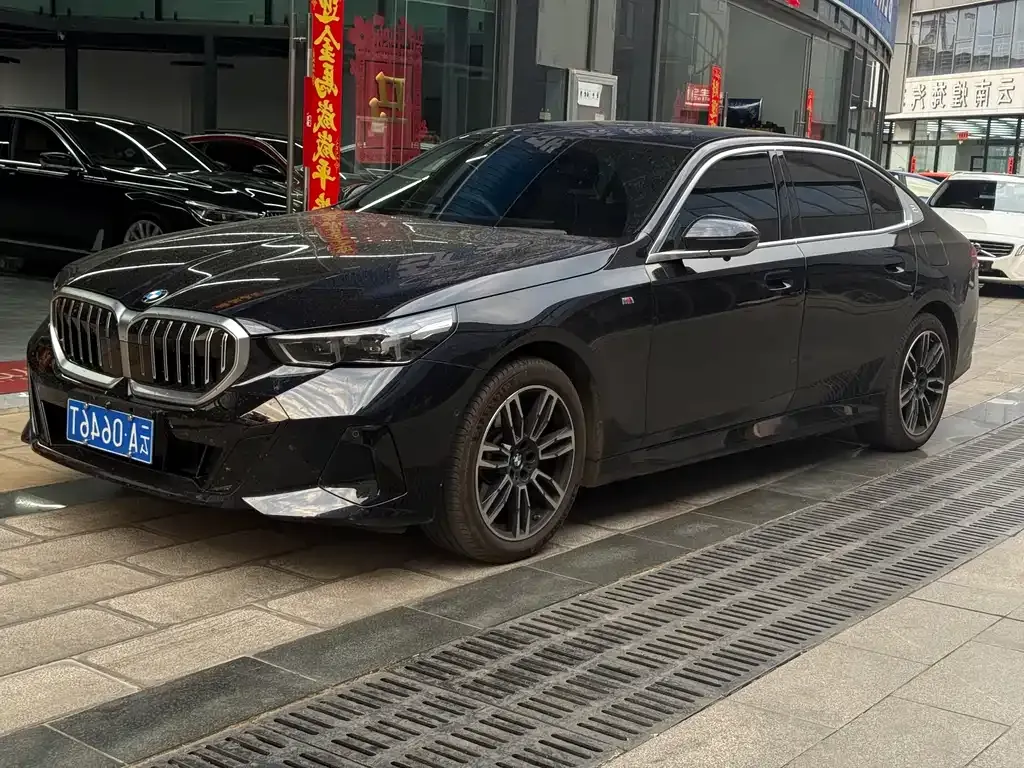 BMW 5 Series — фото 1