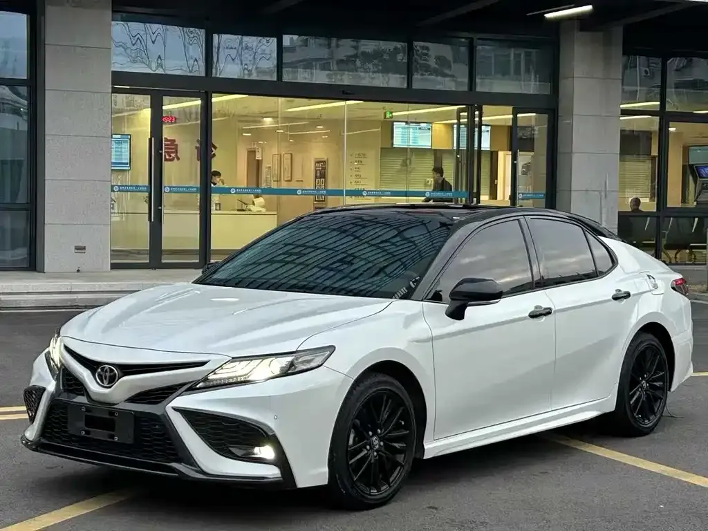 Toyota Camry — фото 1