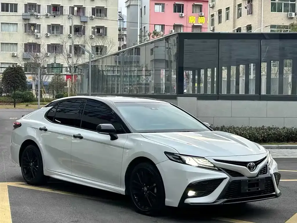 Toyota Camry — фото 5