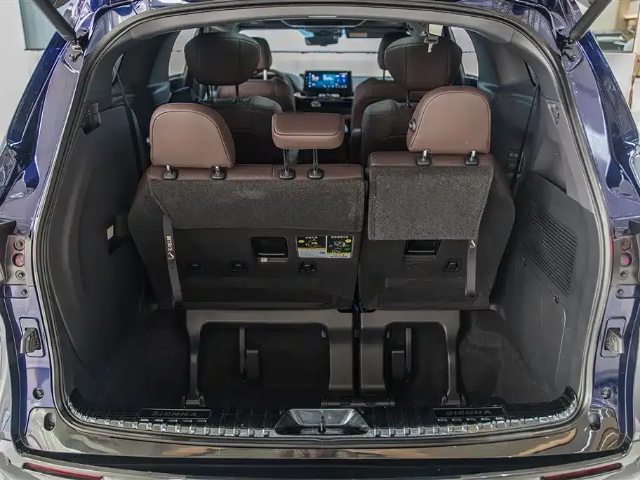 Toyota Sienna — фото 10