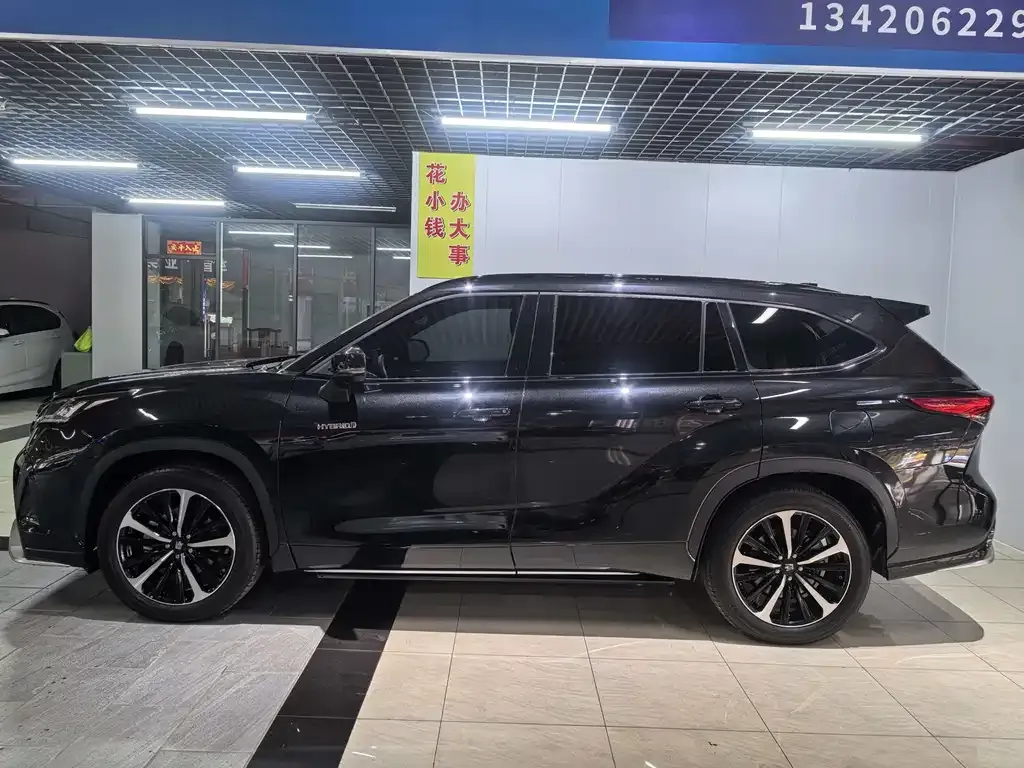 Toyota Crown Kluger 2023 из CN, фото 2