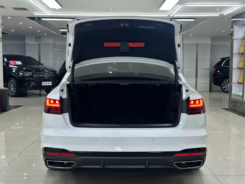 Audi A4L 2023 из CN, фото 3