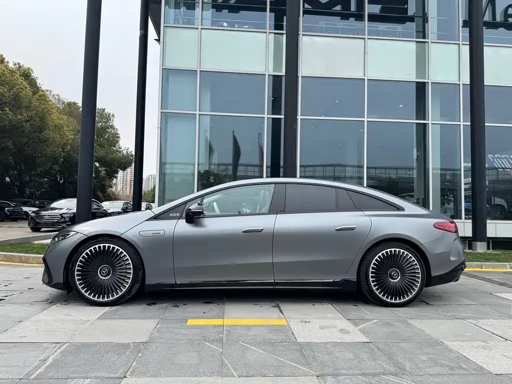 Mercedes-Benz EQS AMG — фото 7