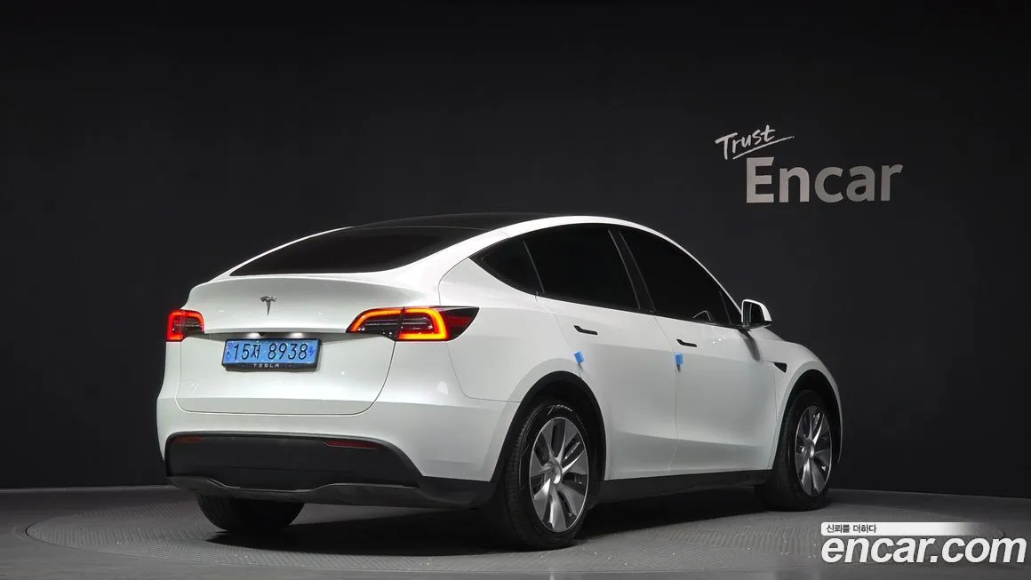 Tesla Model Y — фото 10