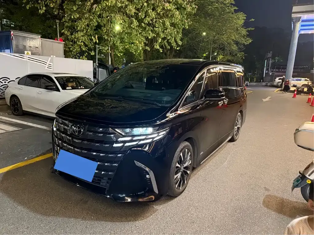 Toyota Alphard — фото 1