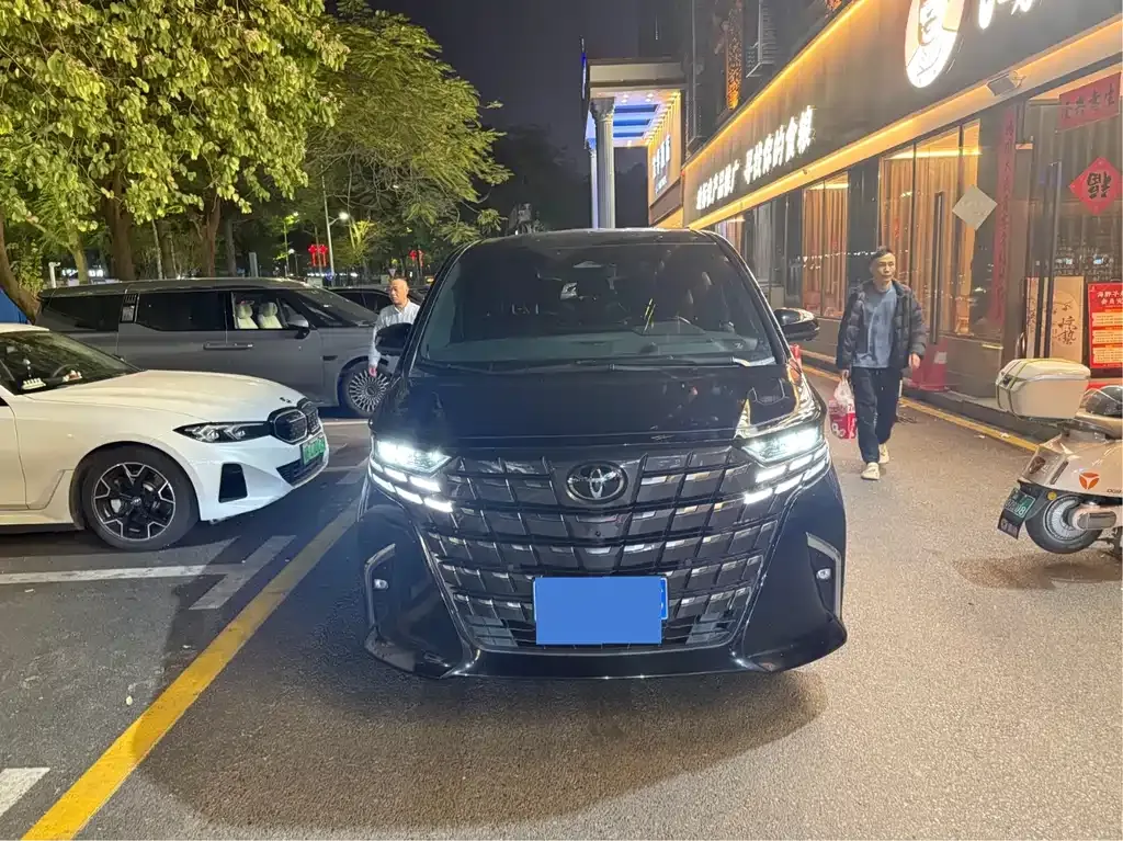 Toyota Alphard — фото 5