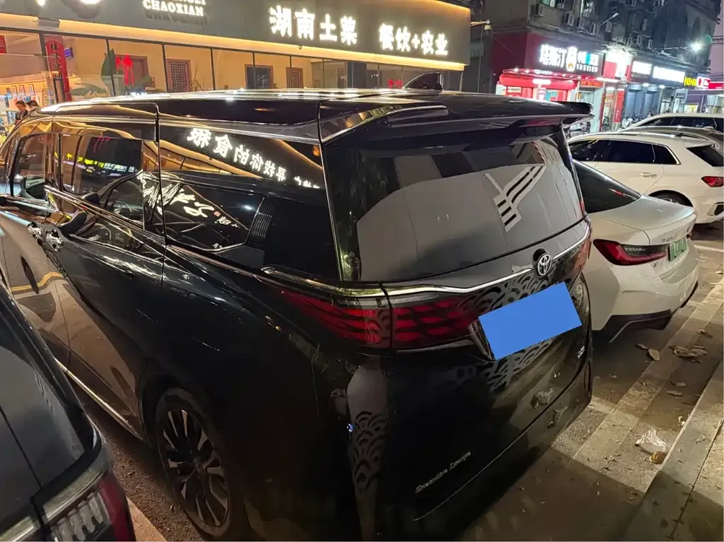 Toyota Alphard — фото 3