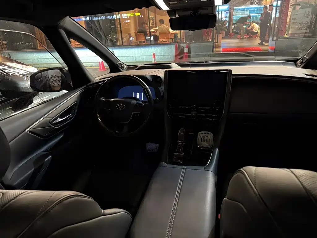 Toyota Alphard — фото 2