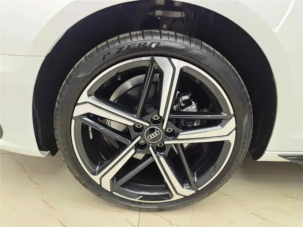 Audi A4L 2024 из CN, фото 4