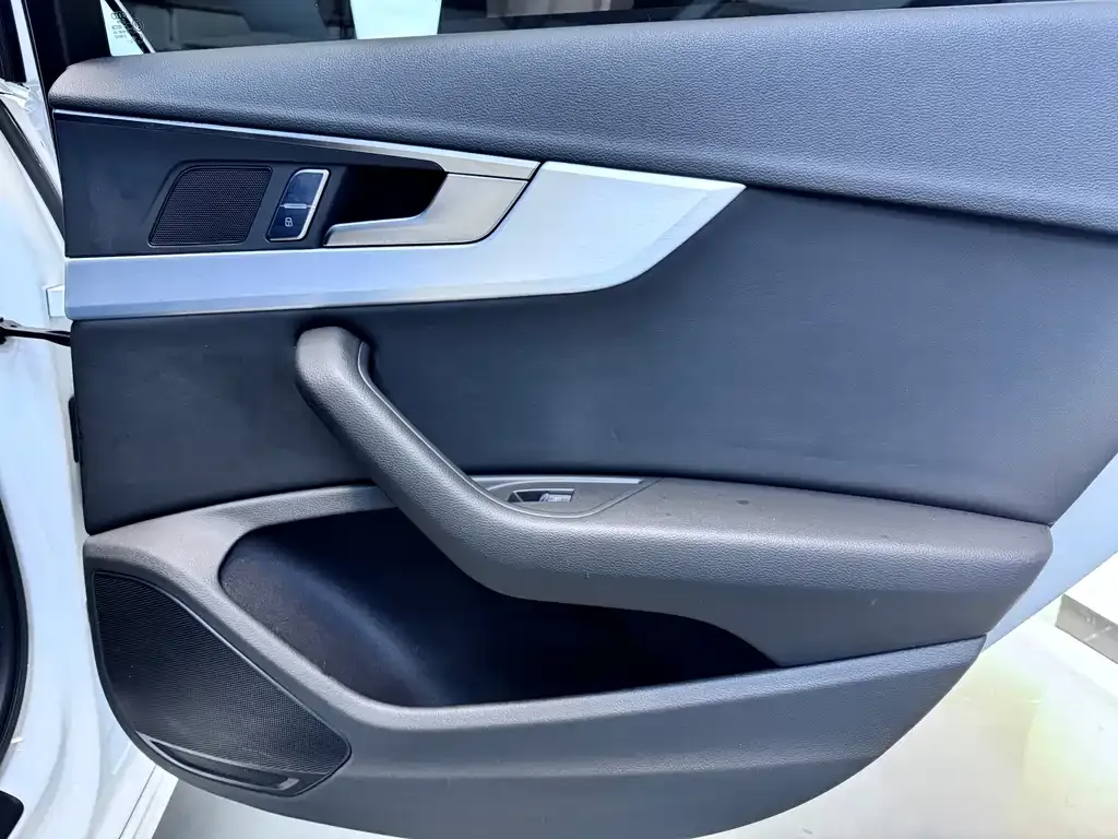 Audi A4L 2024 из CN, фото 3