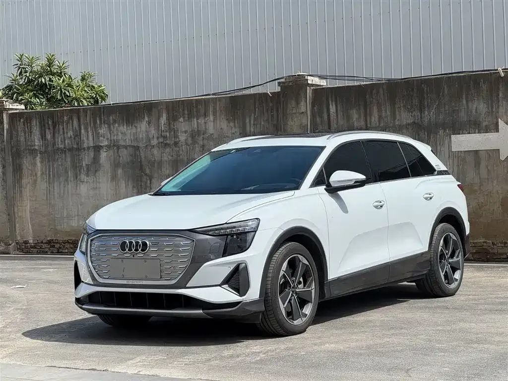 Audi Q5 e-tron — фото 1