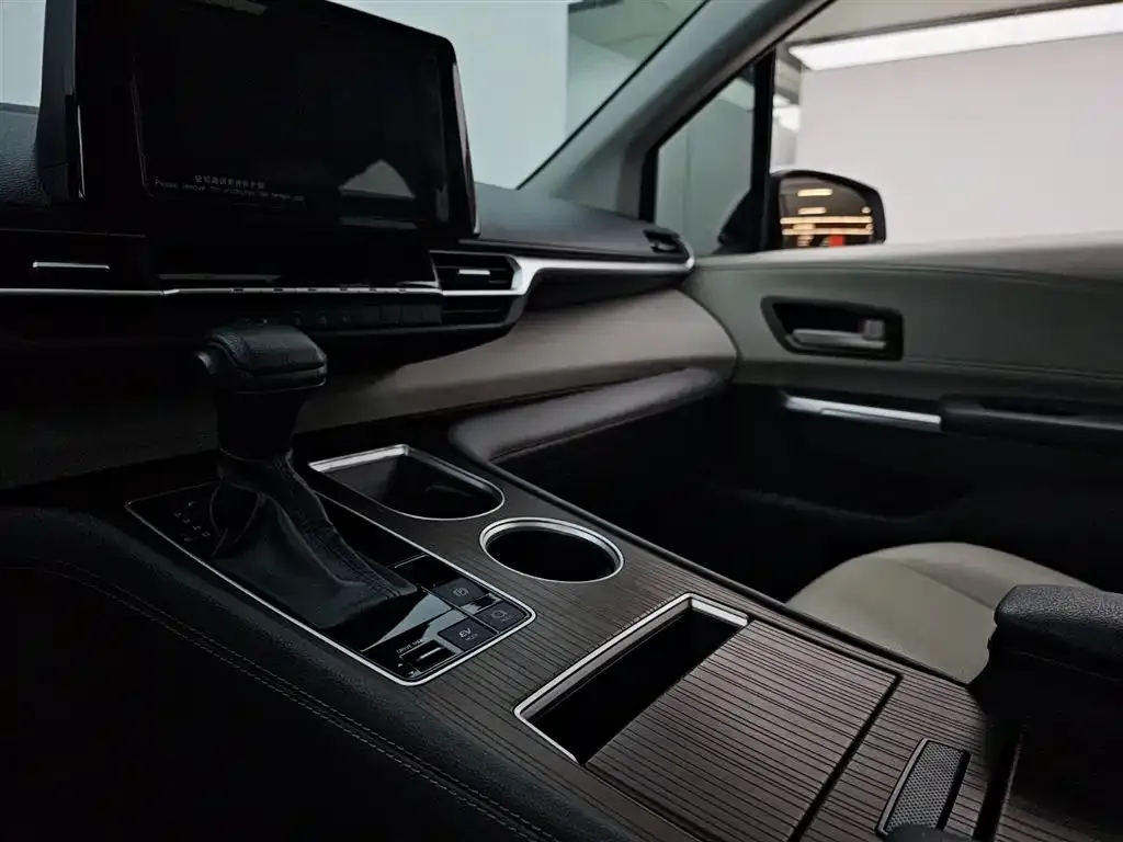 Toyota Sienna 2023 из CN, фото 3