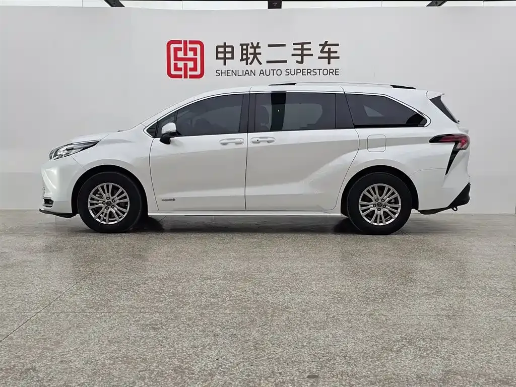 Toyota Sienna 2023 из CN, фото 2