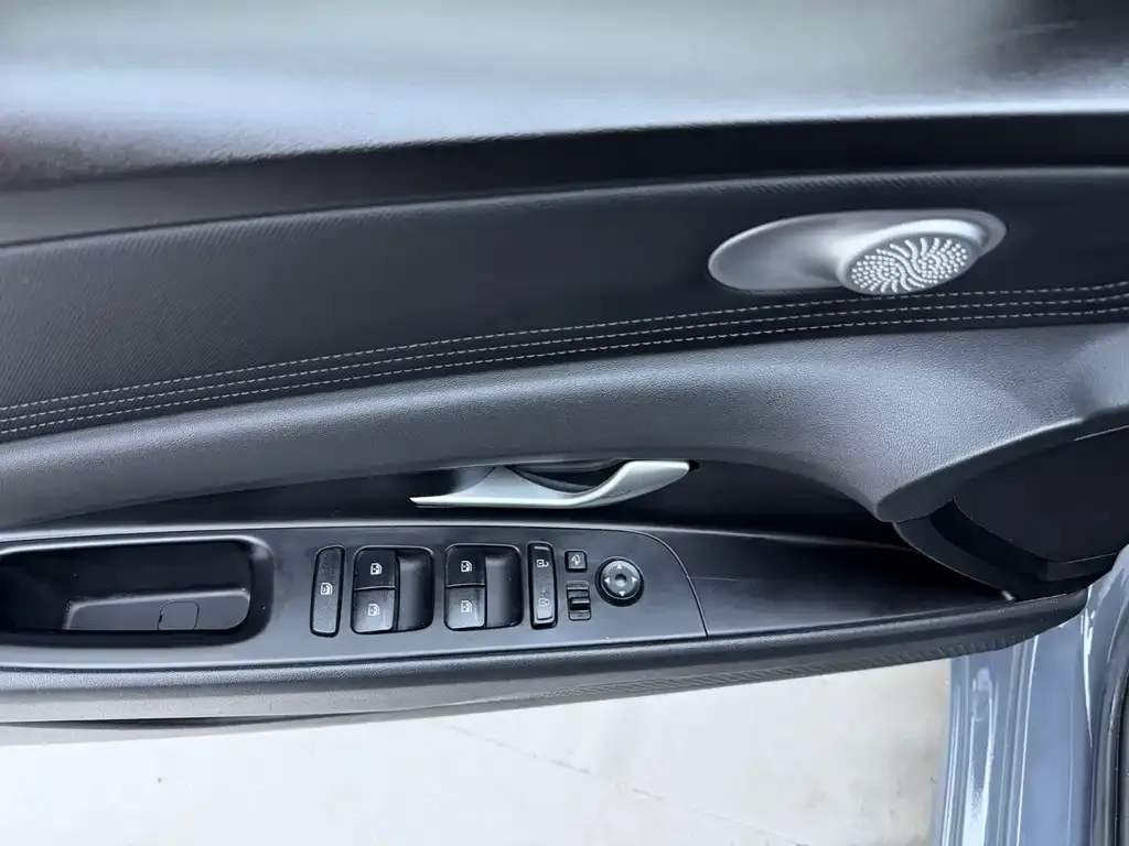 Hyundai Elantra — фото 7
