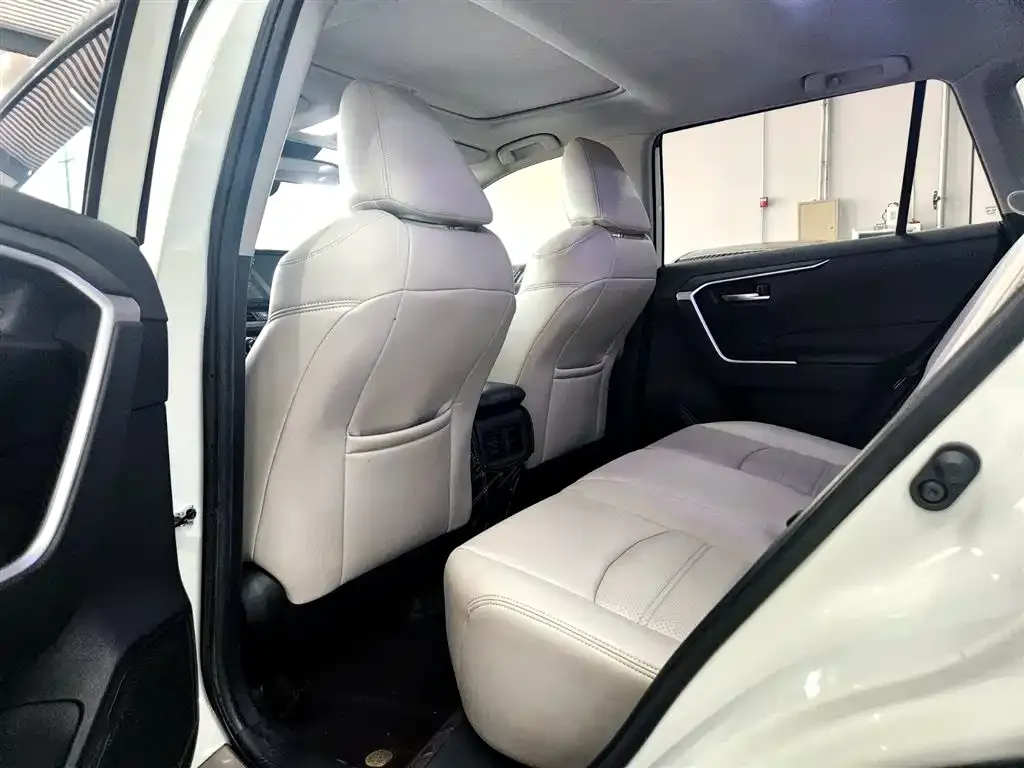 Toyota RAV4 2022 из CN, фото 2