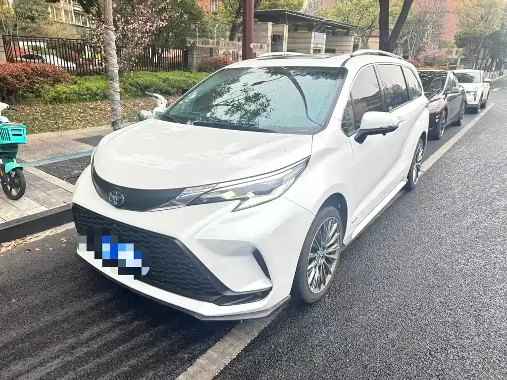 Toyota Granvia — фото 1