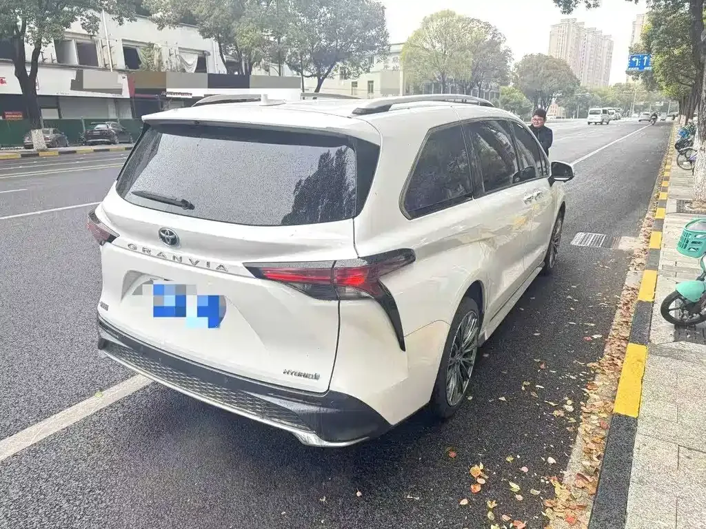 Toyota Granvia — фото 10