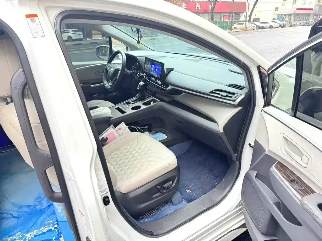 Toyota Granvia — фото 9