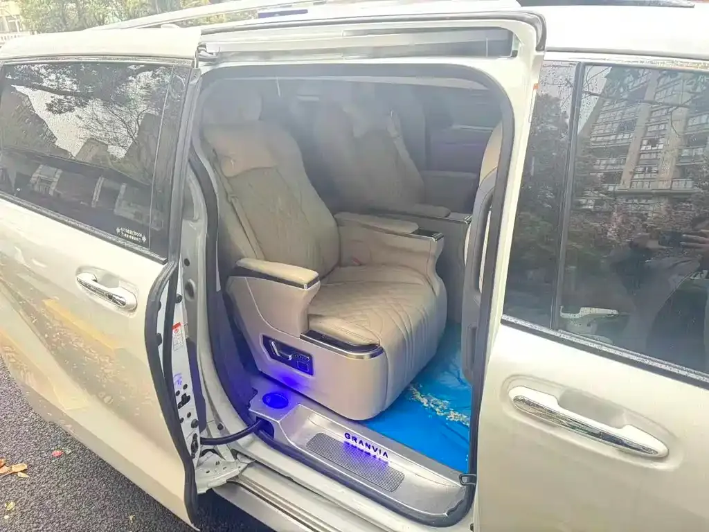 Toyota Granvia — фото 3