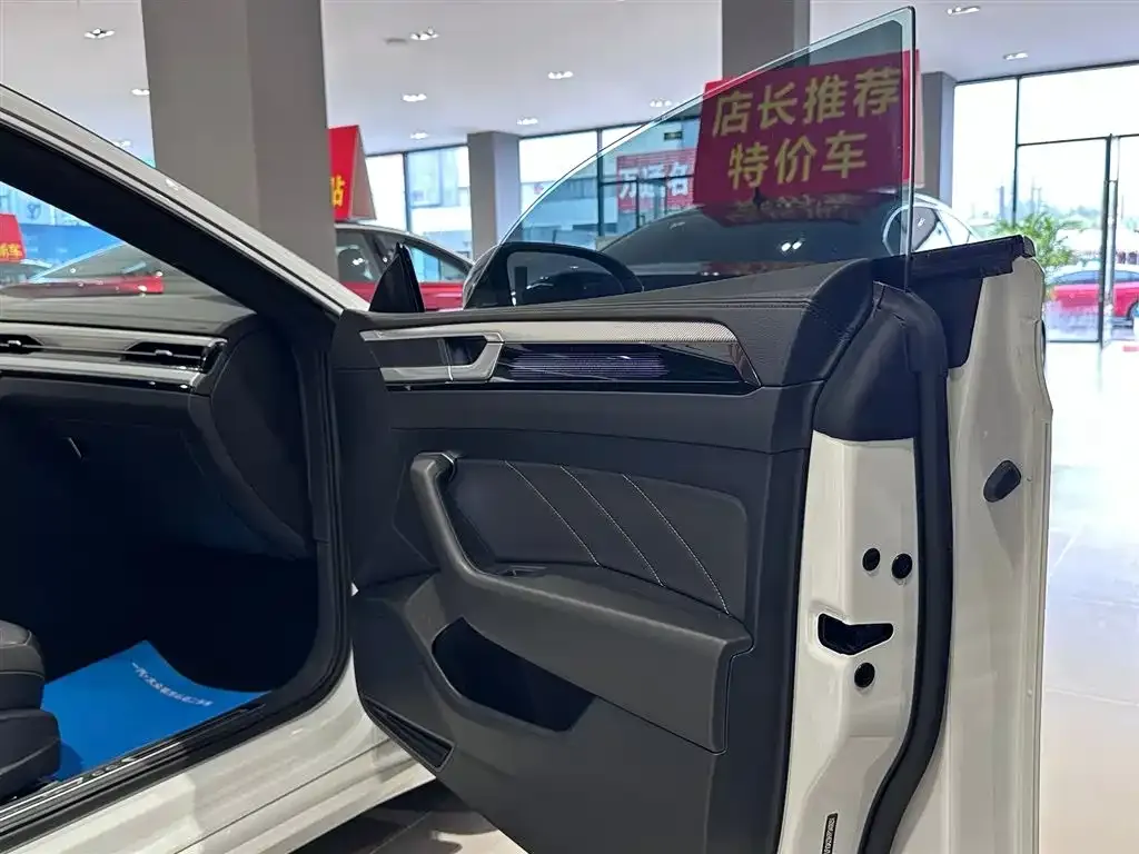 Volkswagen CC 2023 из CN, фото 2
