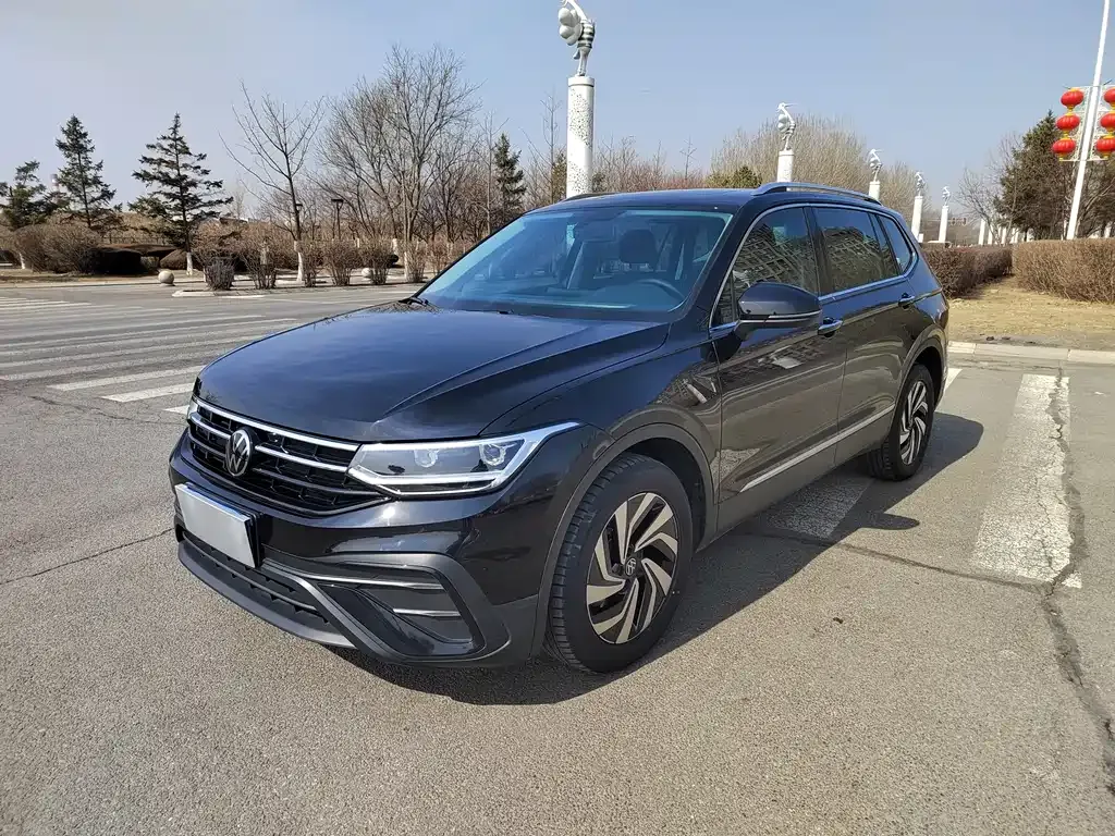 Volkswagen Tiguan L — фото 1