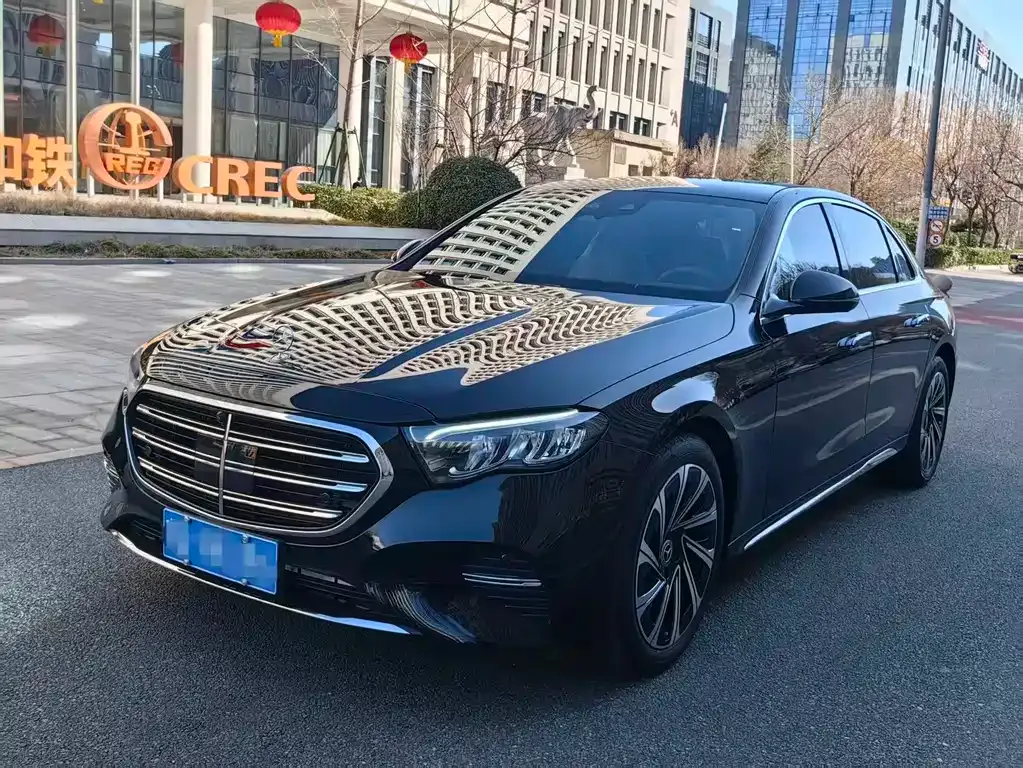 Mercedes-Benz E-Class — фото 1