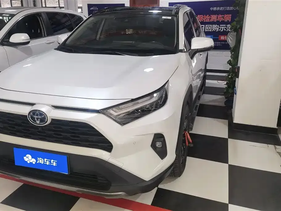 Toyota RAV4 — фото 1