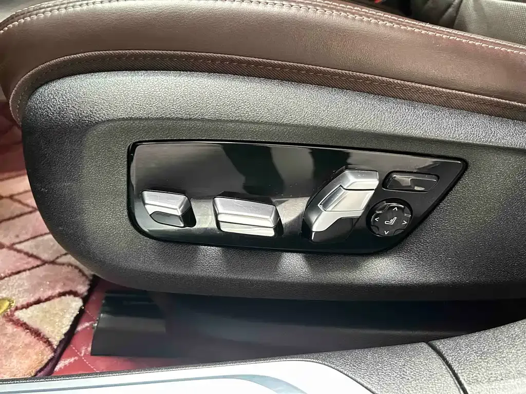 BMW 7 Series — фото 10