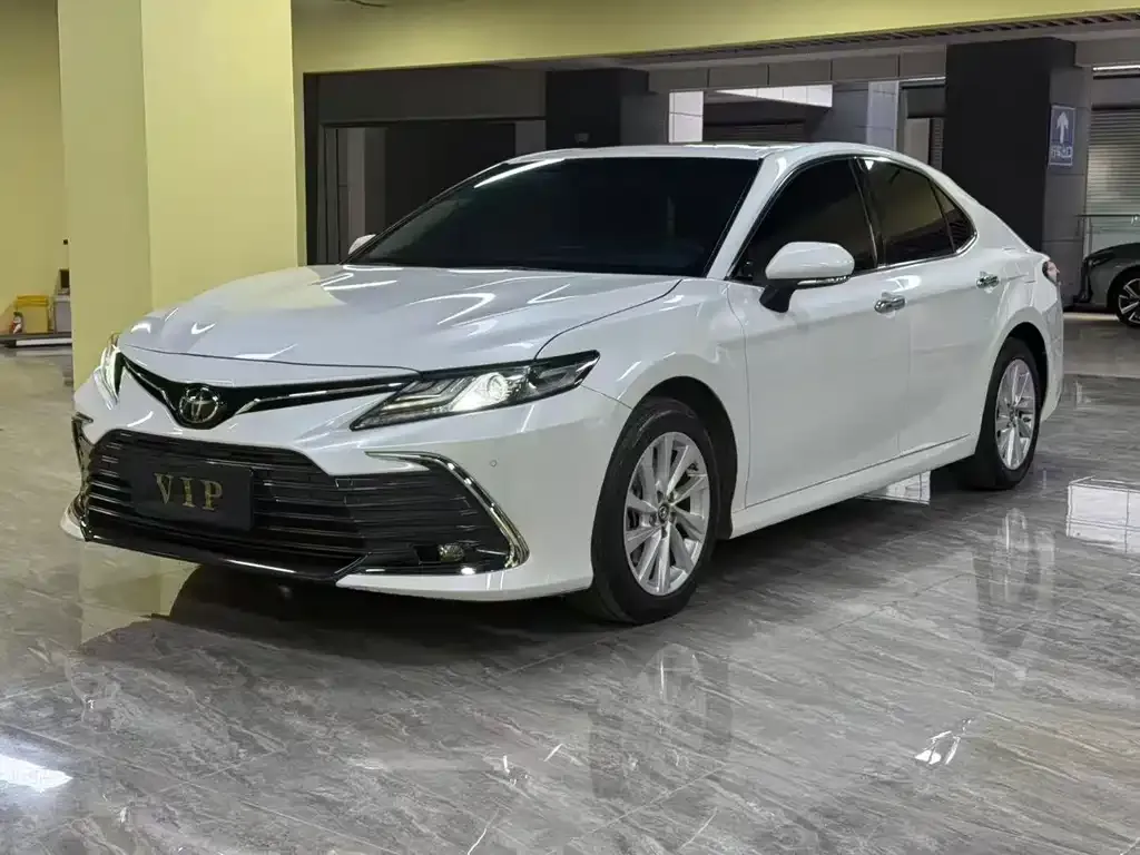 Toyota Camry — фото 1