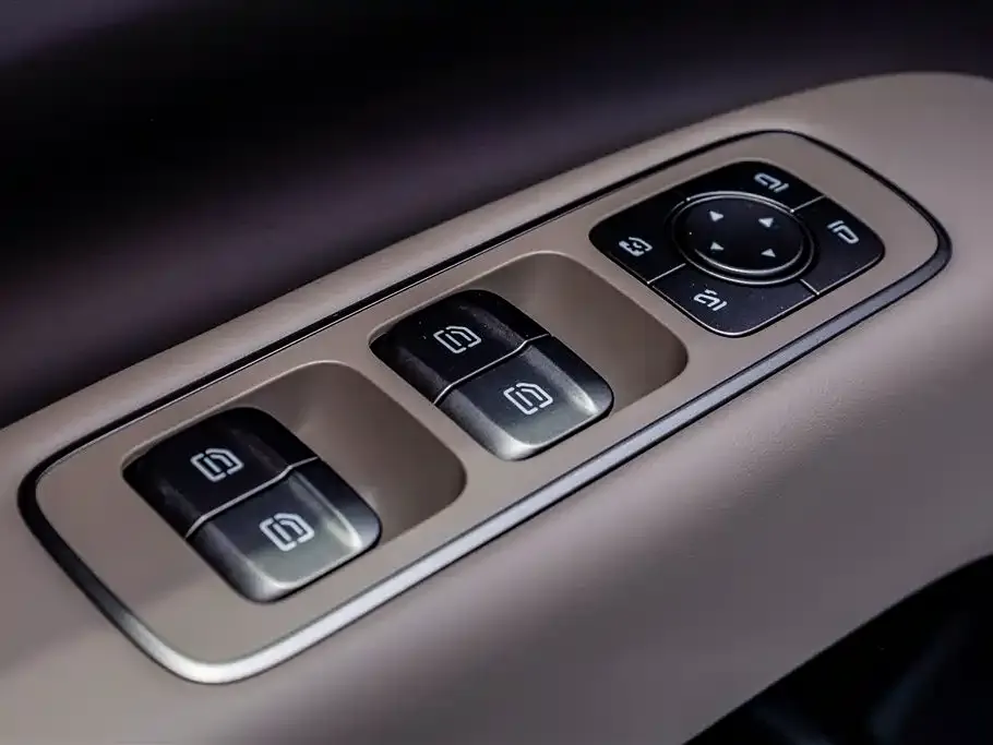 Li Auto i8 — фото 4