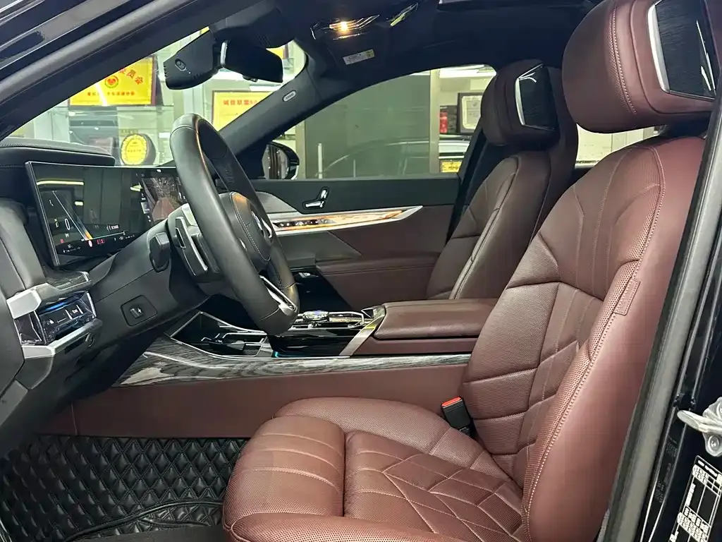 BMW 7 Series 2023 из CN, фото 9