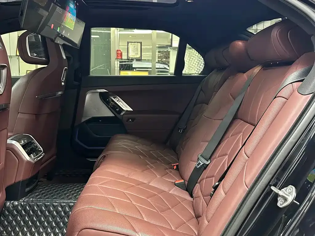 BMW 7 Series 2023 из CN, фото 2