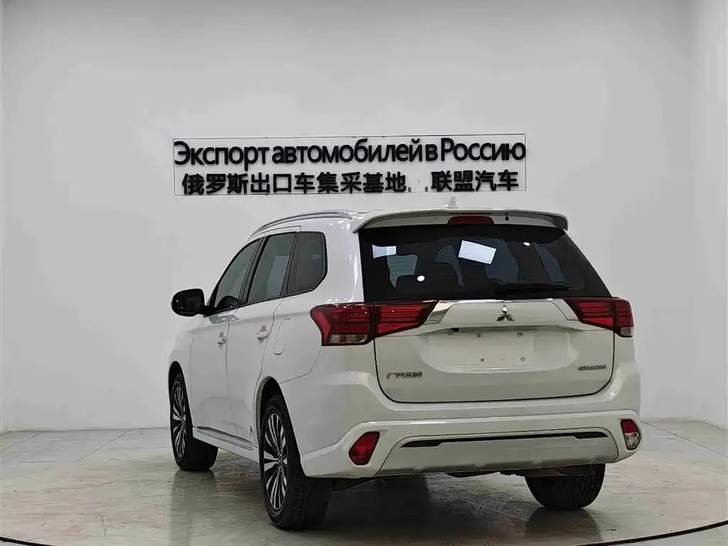 Mitsubishi Outlander — фото 5