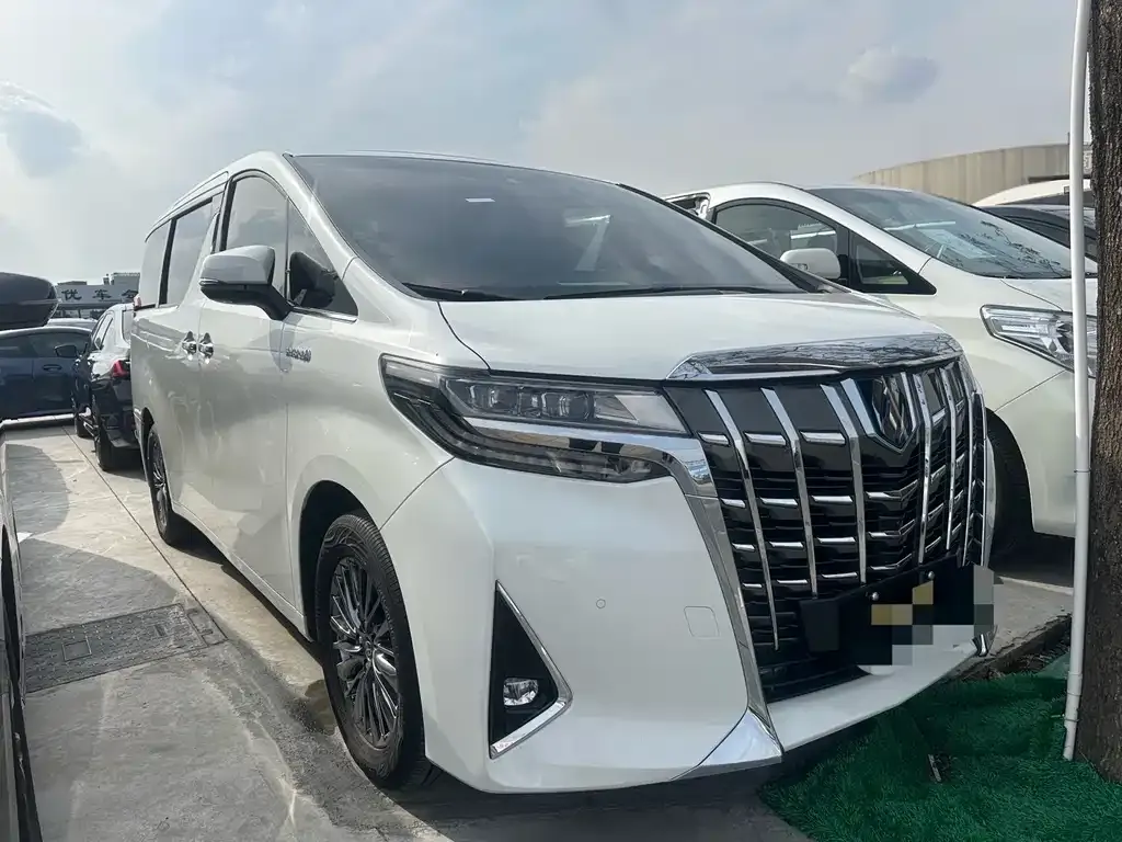 Toyota Alphard — фото 1