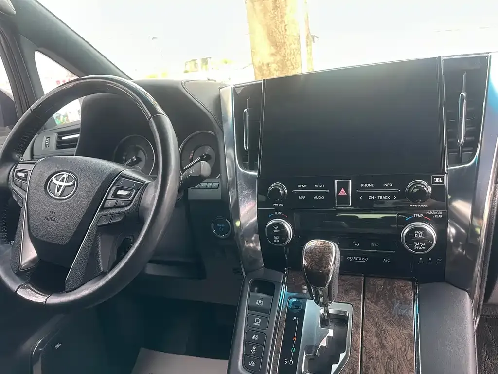 Toyota Alphard — фото 4