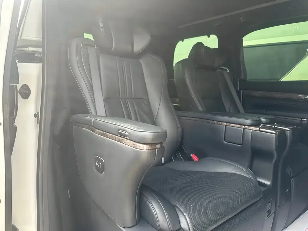 Toyota Alphard — фото 2