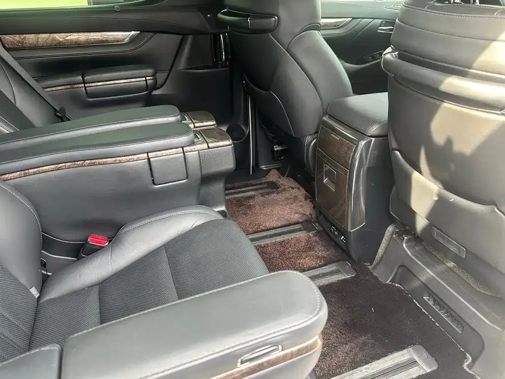 Toyota Alphard — фото 7
