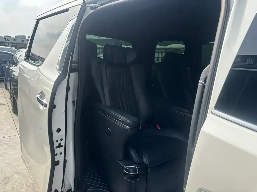 Toyota Alphard — фото 3