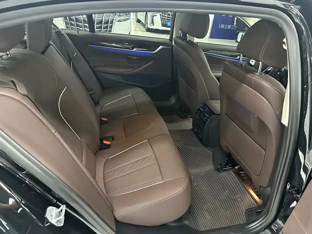 BMW 5 Series — фото 10