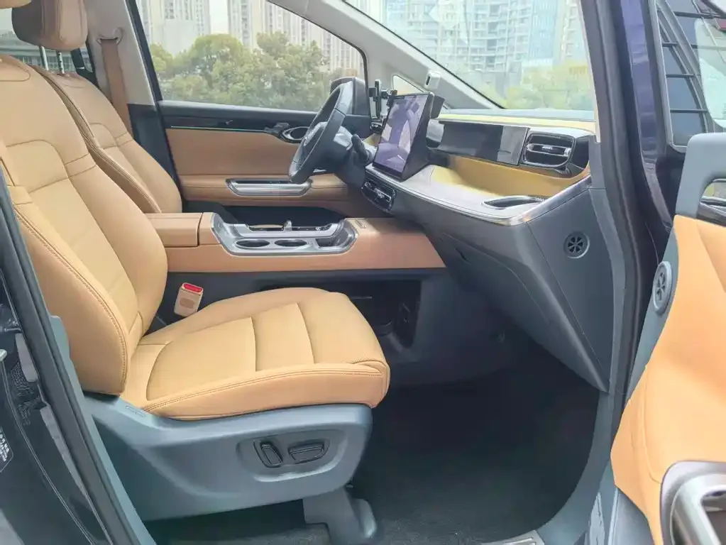 GAC Motor E8 Hybrid — фото 5