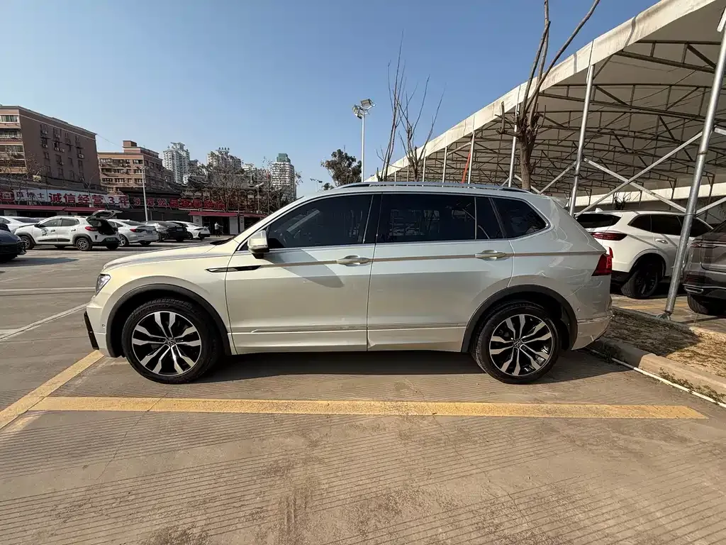Volkswagen Tiguan L — фото 8