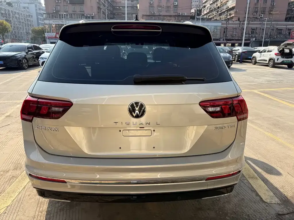 Volkswagen Tiguan L — фото 10
