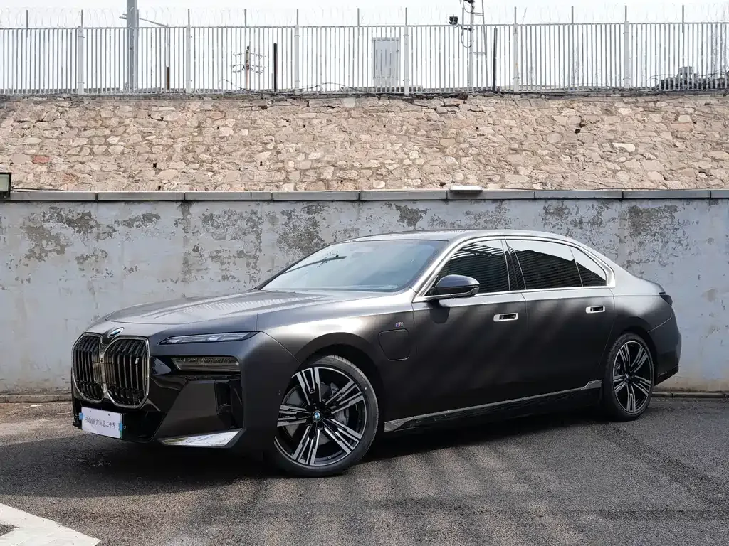 BMW i7