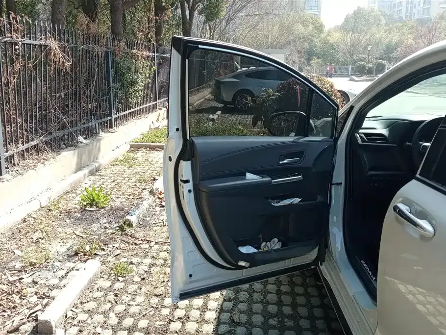 Toyota Sienna 2025 из CN, фото 8