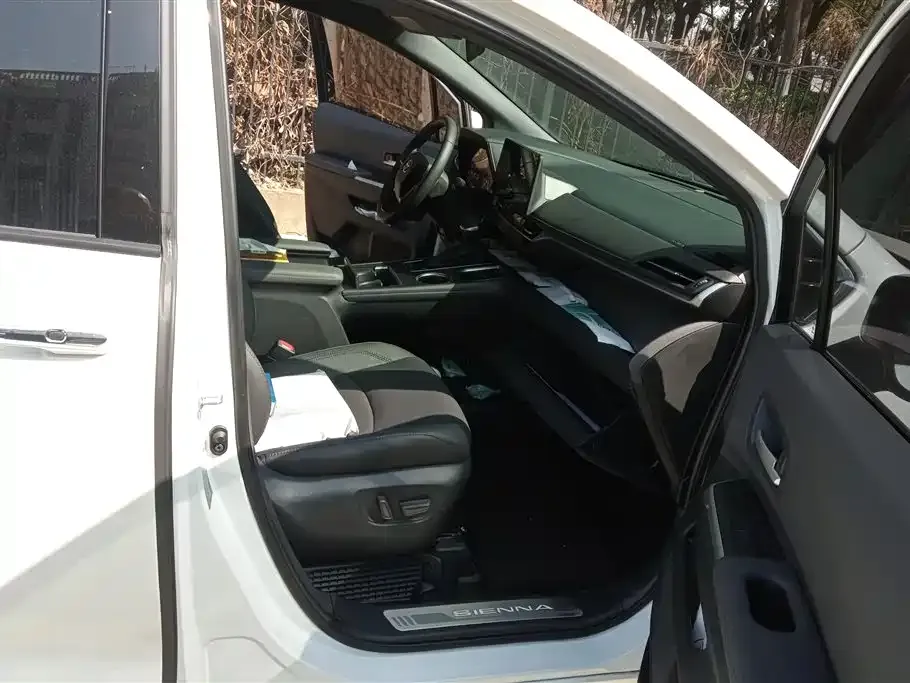 Toyota Sienna 2025 из CN, фото 4